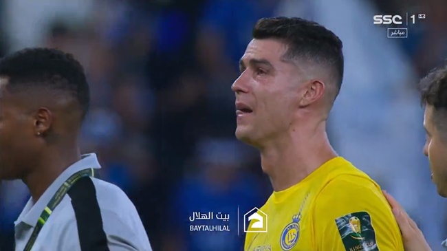 Vẻ mặt khắc khổ của CR7 khiến người hâm mộ xót xa. Anh vẫn khao khát giành danh hiệu bất chấp đã bước vào giai đoạn cuối sự nghiệp.