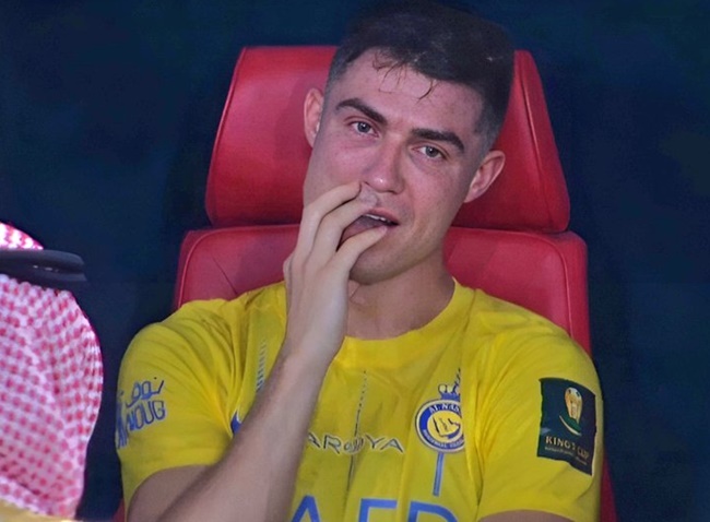 Nức nở trên sân chưa đủ, CR7 lại khóc trong băng ghế dự bị. Hình ảnh của anh thu hút sự chú ý còn lớn hơn cả Al Hilal vô địch.