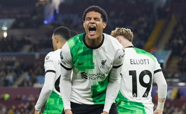 Hậu vệ: Jarell Quansah. Quansah tiến bộ, trưởng thành khi sát cánh bên cạnh Virgil van Dijk. Ngôi sao người Anh là tương lai hàng phòng ngự Liverpool.