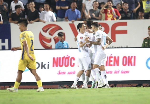 Nguyễn Tuấn Anh chơi ấn tượng trận Nam Định gặp SLNA. Ảnh: VPF.