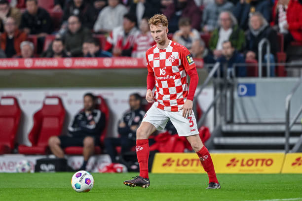 Sepp van den Berg chơi tốt trong màu áo Mainz 05.