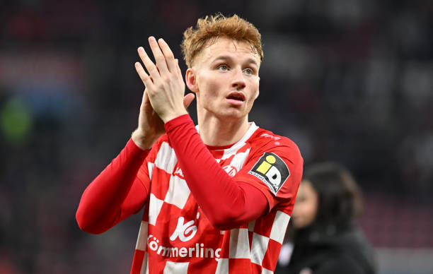 Sepp van den Berg chỉ trích Liverpool.