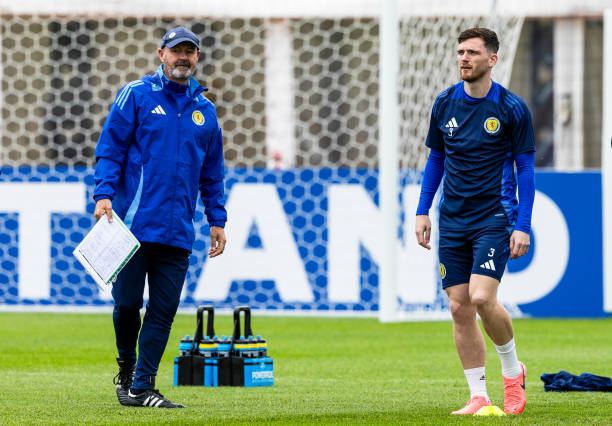 Andrew Robertson là đội trưởng của Scotland.