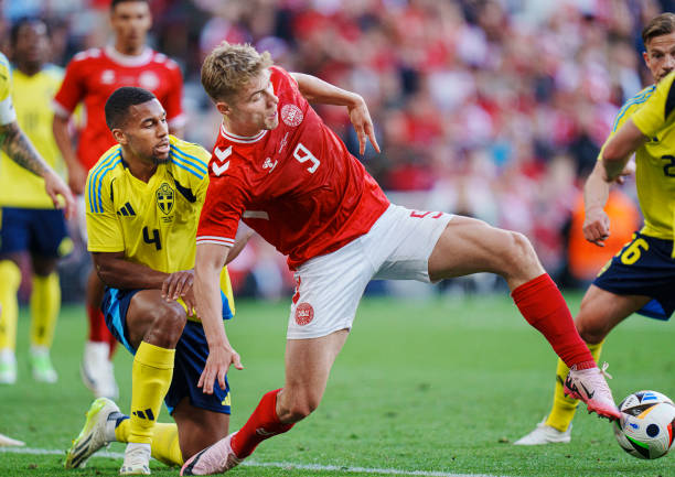 Tiền đạo: Rasmus Hojlund (Đan Mạch). Với những gì đã thể hiện trong màu áo Manchester United ở mùa giải vừa qua, chân sút sinh năm 2003 hứa hẹn sẽ tiếp tục bùng nổ cùng đội tuyển quốc gia tại EURO 2024. Giá: 65 triệu euro.
