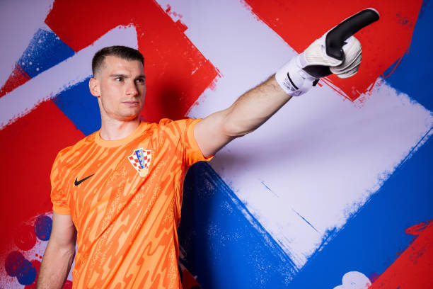 10. Dominik Livakovic. Ngôi sao thuộc biên chế Fenerbahce khép lại mùa giải 2023/24 với 14 trận giữ sạch lưới tại Super Lig, chỉ kém duy nhất 1 trận so với chủ nhân danh hiệu Găng tay Vàng. Dưới màu áo ĐT Croatia, anh cũng đã để lại nhiều dấu ấn.