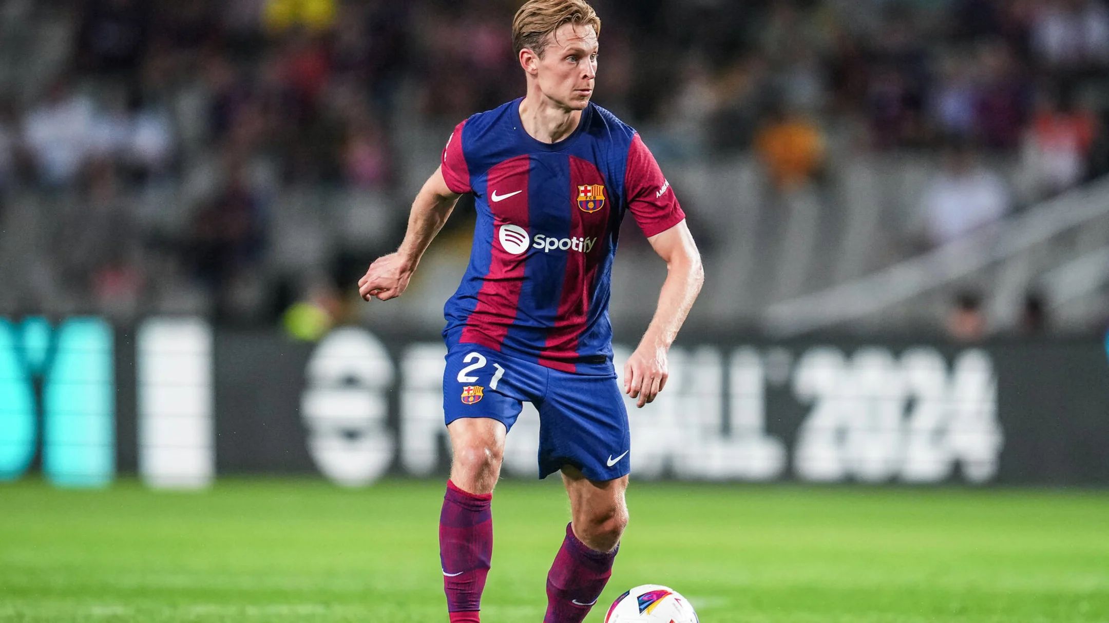De Jong vắng mặt phút chót.