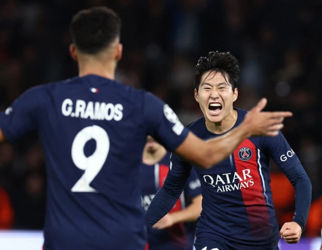 Lee ăn mừng bàn thắng cùng đồng đội Goncalo Ramos.