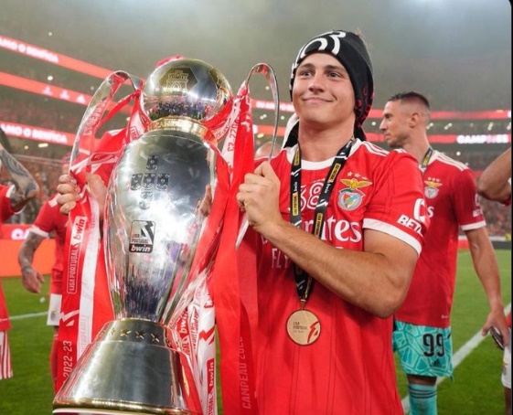 Arsenal cũng đang theo dõi Neves.