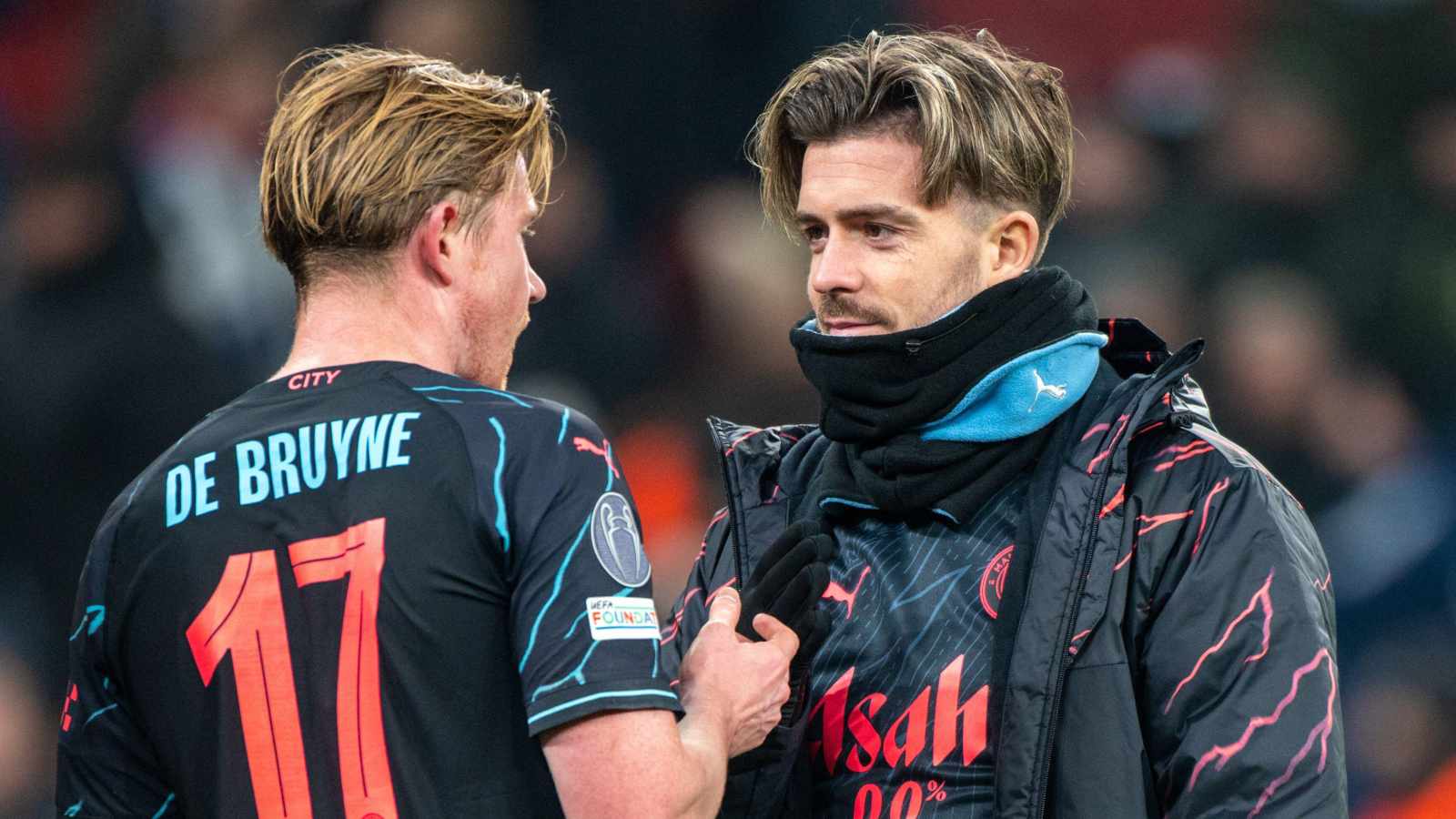 De Bruyne (trái) và Grealish (phải) là những cái tên có khả năng rời Man City hè này.