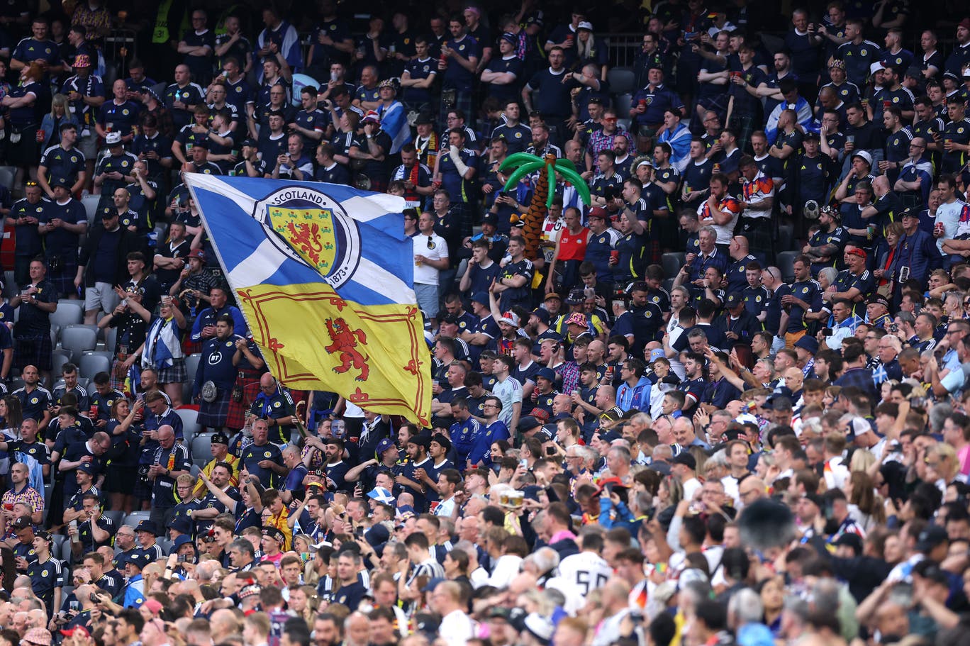 CĐV Scotland cũng cổ vũ cuồng nhiệt bất chấp đội nhà thất thủ 1-5 trước Đức.