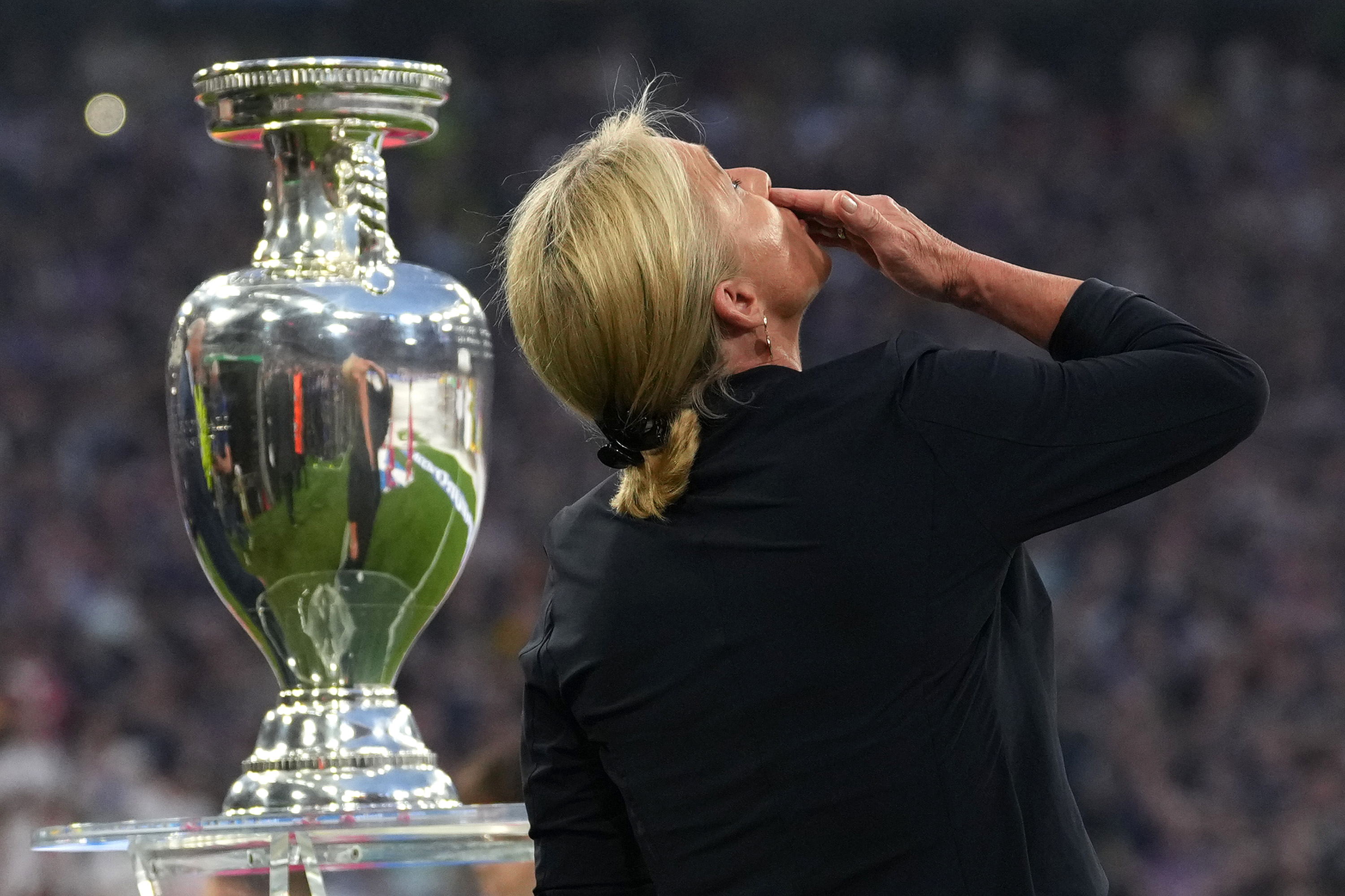 Khoảnh khắc tri ân cố danh thủ Franz Beckenbauer đã mang đến rất nhiều cảm xúc. Bà Heidi - vợ của "Hoàng đế bóng đá", cùng hai cựu đội trưởng tuyển Đức Bernard Dietz và Jurgen Klinnsmann mang chiếc cúp Henri Delaunay tiến ra sân.