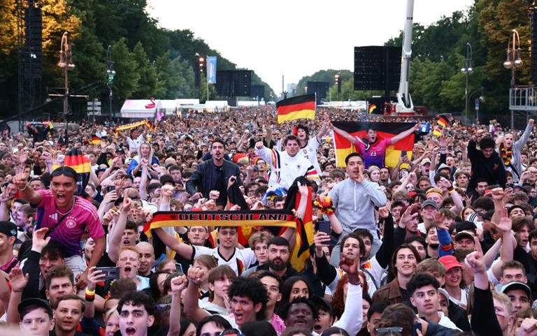 Khung cảnh náo nhiệt trong ngày khai mạc EURO 2024 do CĐV Đức tạo ra.