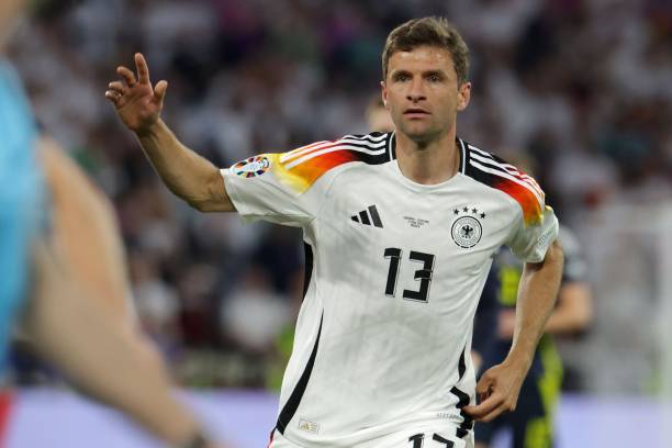 Thomas Muller cảnh báo các đồng đội.
