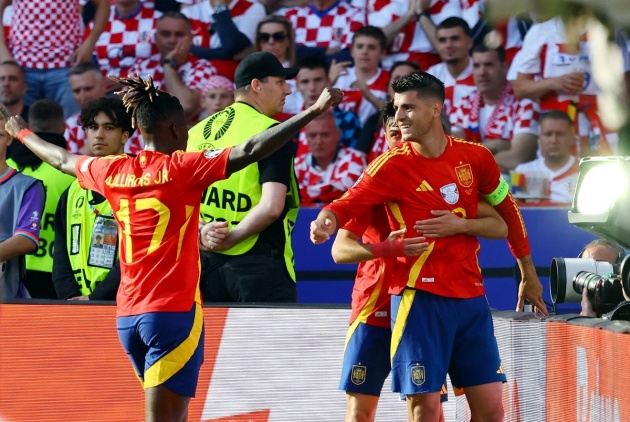 Morata và các đồng đội "ca khúc khải hoàn" sau trận ra quân.