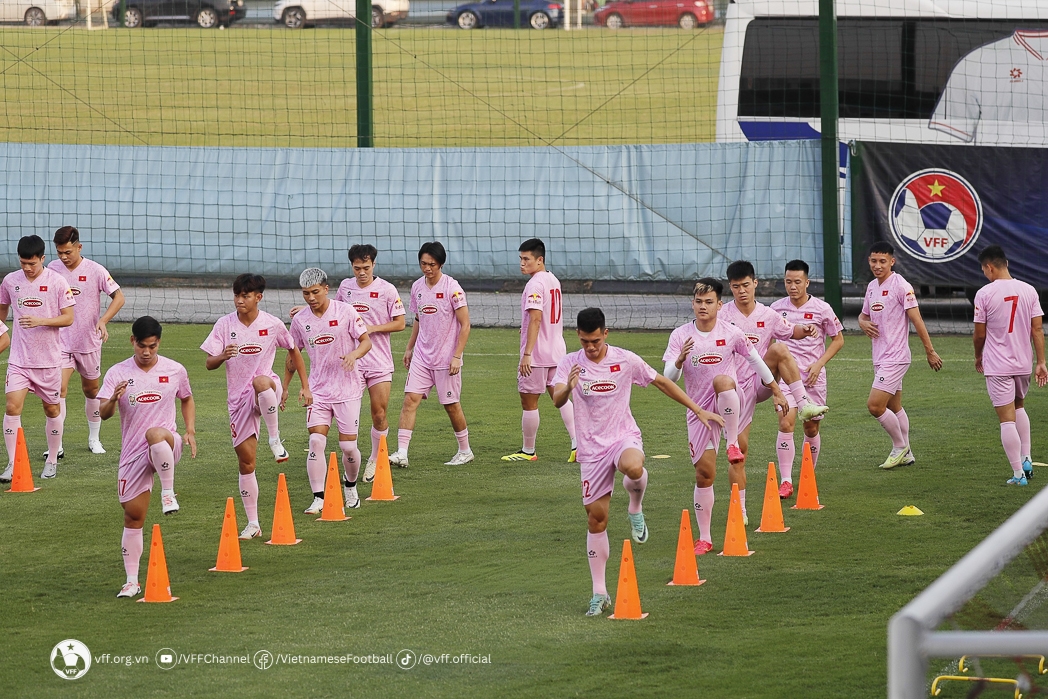 Văn Toàn và đồng đội tại đội tuyển Việt Nam tập luyện. Ảnh: VFF.