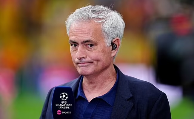 Ở một trận đấu lớn, không bất ngờ khi nhiều người nổi tiếng xuất hiện tại Wembley. Jose Mourinho gây chú ý vì được chọn làm khách mời bình luận trận chung kết của TNT Sports.