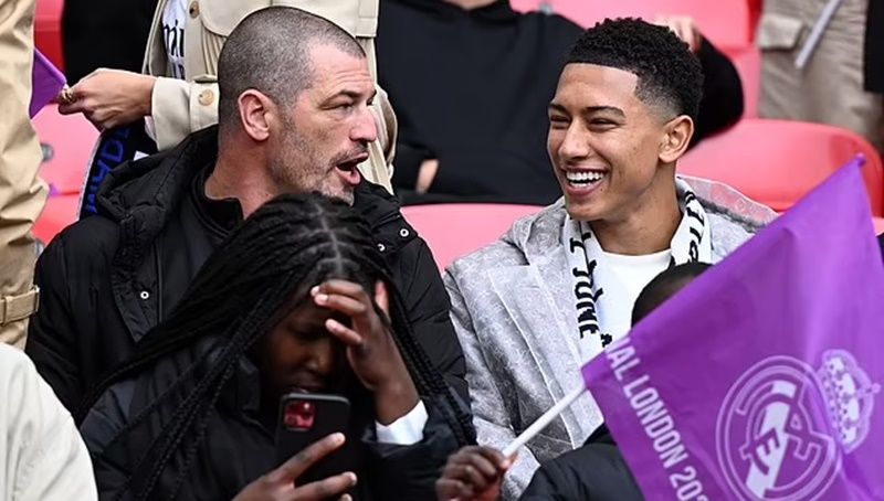 Cha của Jude Bellingham, Mark (trái) và em trai Jobe (phải) ngồi ở khu vực dành cho CĐV Real. Jobe hiện khoác áo Sunderland nên không ngạc nhiên khi anh đến London ủng hộ Jude.