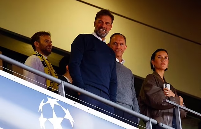 Jurgen Klopp nhận vé mời từ CLB cũ Borussia Dortmund. Ông ngồi trên khu vực VIP ở Wembley theo dõi Dortmund thi đấu.