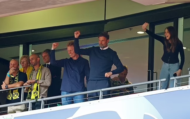 Nhà cầm quân người Đức vẫy tay chào hỏi tất cả.