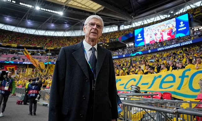 Huyền thoại Arsenal, Arsene Wenger, người hiện giữ vai trò quan trọng ở FIFA, cũng có mặt tại Wembley. Wenger đang là giám đốc phát triển bóng đá toàn cầu của FIFA.
