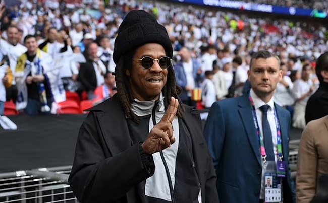 Siêu sao âm nhạc Jay-Z giơ 2 ngón tay sau khi đi dạo dọc đường biên Wembley