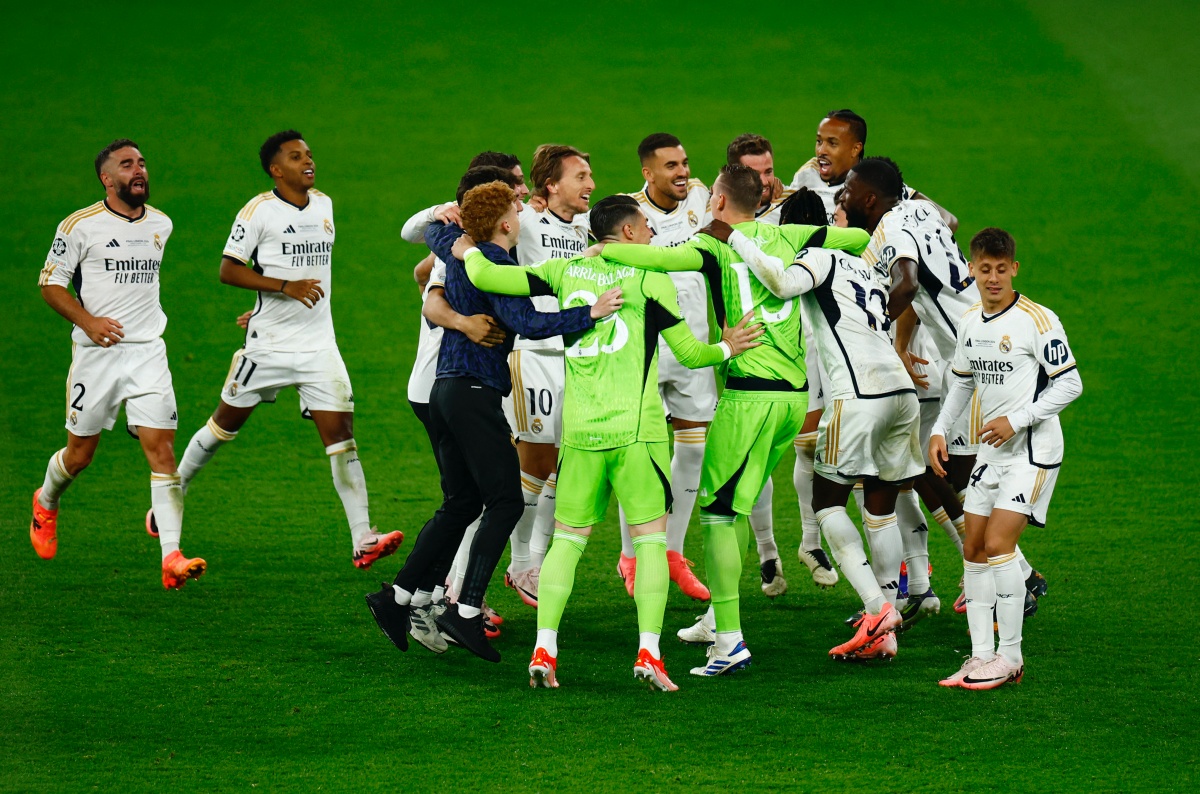 Dàn sao Real Madrid vỡ òa cảm xúc khi tiếng còi mãn cuộc của trọng tài vang lên.