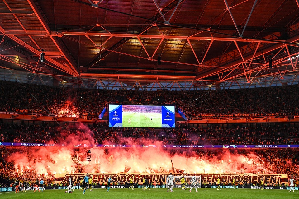 Ở chung kết diễn ra rạng sáng 2/6, CĐV Dortmund sớm biến sân Wembley thành sân nhà với màn cổ vũ cuồng nhiệt kèm pháo sáng.