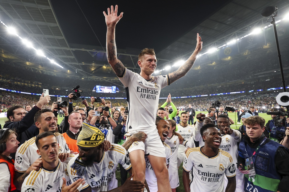 Toni Kroos được các đồng đội công kênh sau trận chung kết. Đây là trận đấu cuối cùng của tiền vệ người Đức trong màu áo Real Madrid.