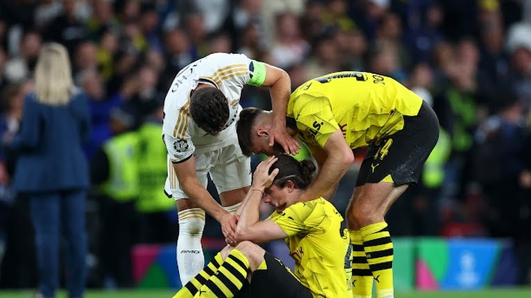 Các cầu thủ Dortmund gục ngã sau khi tiếng còi kết thúc trận đấu vang lên.