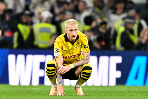 Nỗi thất vọng của Marco Reus sau khi trận đấu kết thúc. Borussia Dortmund bị Real Madrid đánh bại với tỷ số 0-2. Kết quả này khiến thầy trò Edin Terzic chấm dứt giấc mơ vô địch Champions League.