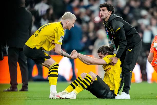Marco Reus an ủi Marcel Sabitzer. Cầu thủ người Áo tỏ ra vô cùng buồn bã sau khi tiếng còi kết thúc trận đấu vang lên.