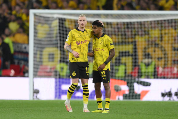 Marco Reus an ủi Ian Maatsen sau tình huống mắc sai lầm dẫn đến bàn thắng nâng tỷ số lên 2-0 của Real Madrid.