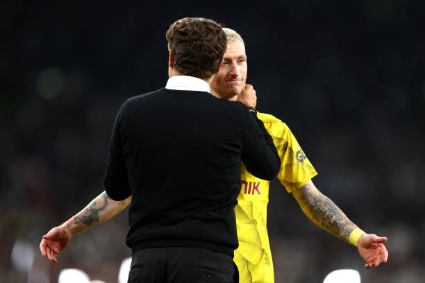 Huấn luyện viên Edin Terzic và Marco Reus nói chuyện sau trận đấu. Đây cũng xem như lời tạm biệt của hai thầy trò sau khoảng thời gian dài làm việc cùng nhau.