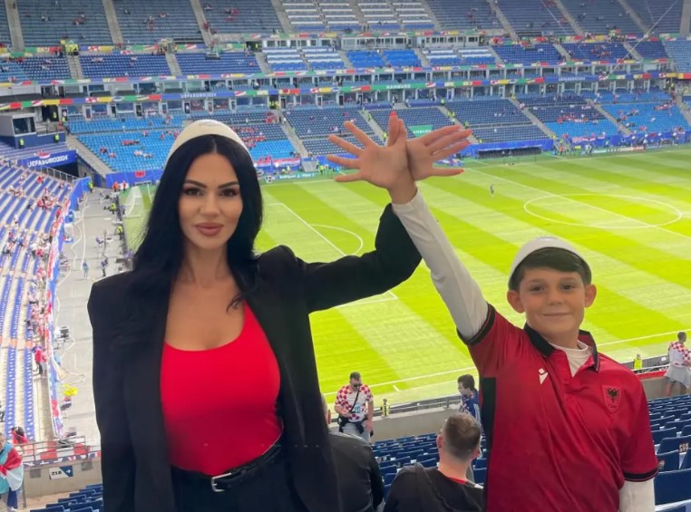 Sulejmani cùng con trai cổ vũ cho đội tuyển Albania