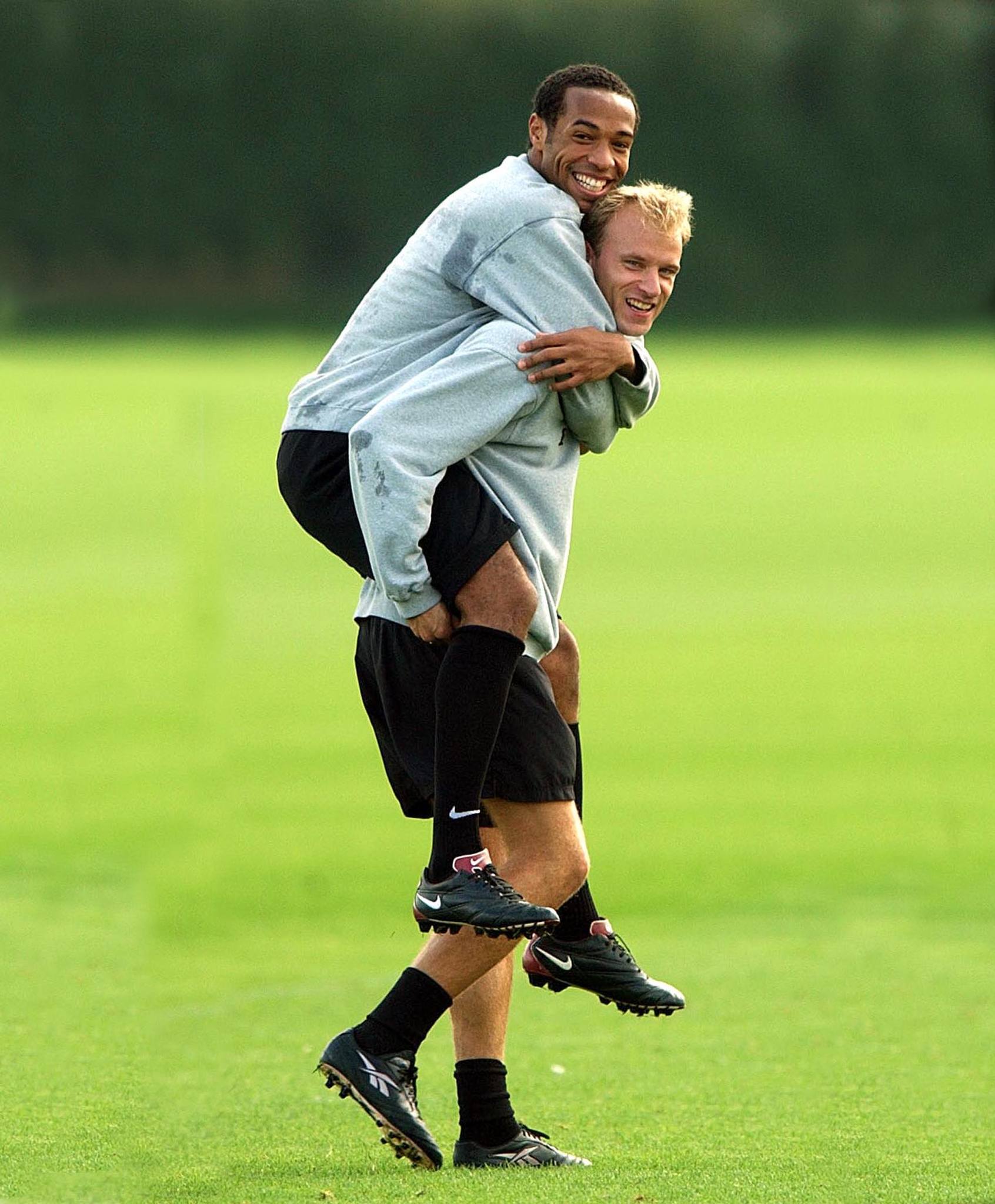 Sự kết hợp giữa ông và Thierry Henry càng khiến NHM thêm mê mẩn. Cặp đôi này sát cánh cùng nhau tổng cộng 149 trận cho Arsenal từ năm 1999 đến năm 2006.
