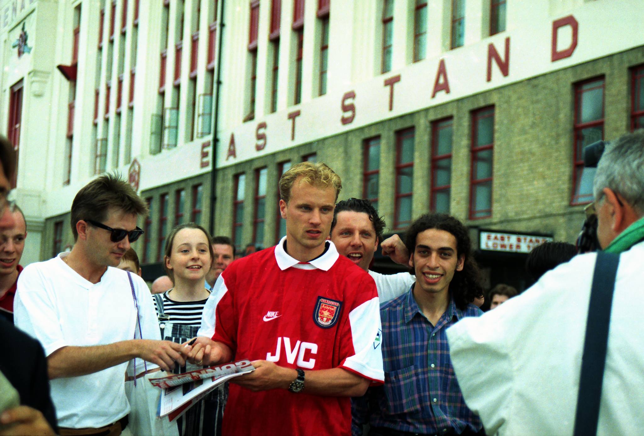 Hôm nay trang chủ Arsenal đã đăng tải lại cột mốc đáng nhớ trong lịch sử câu lạc bộ. Vào ngày này năm 1995, Pháo thủ đã chiêu mộ thành công bản hợp đồng mang tên Dennis Bergkamp.