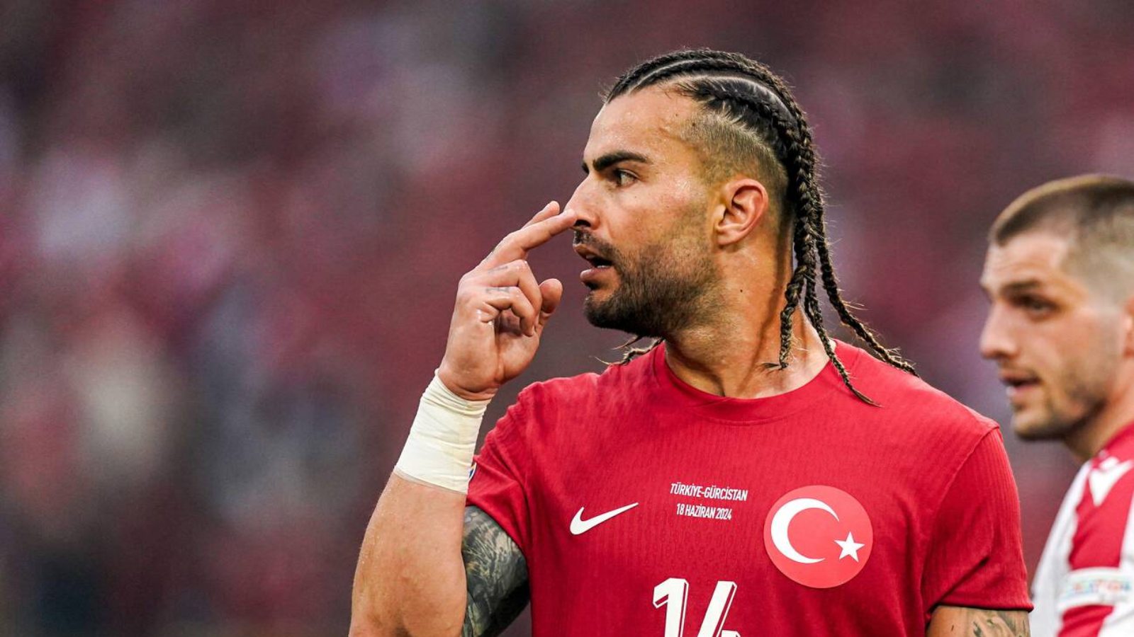 Abdulkerim Bardakci của tuyển Thổ Nhĩ Kỳ đem đến kiểu tóc được tết lại một cách thú vị, vẻ ngoài giúp anh được so sánh với cựu võ sĩ quyền anh hạng nặng, David Haye.