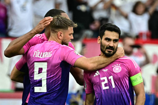 Ilkay Gundogan chia vui cùng các đồng đội sau tình huống nâng tỷ số lên 2-0.