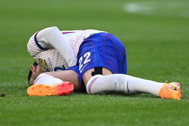 Theo Hernandez gặp vấn đề về cơ.