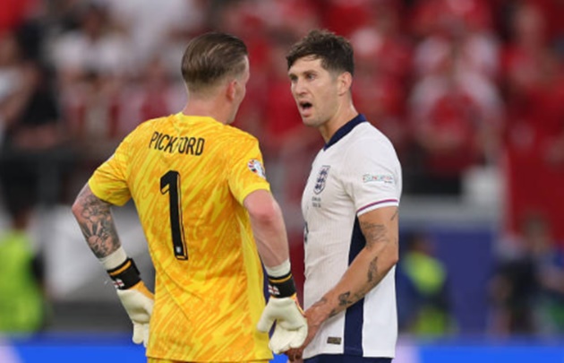 Pickford lời qua tiếng lại với John Stones.