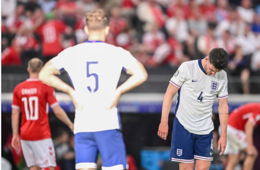 Ngôi sao thuộc biên chế Arsenal tiếp tục khiến NHM thót tim với đường chuyền về không thực sự phù hợp với đà băng lên của Marc Guehi, qua đó mở ra tình huống phản công cho Đan Mạch. May mắn khi Guehi đã kịp lùi về bọc lót ngăn cản pha hãm thành.