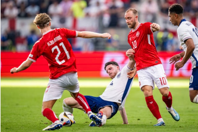 Đầu hiệp hai Rice có pha xử lý khó hiểu khiến tuyển Anh phải chịu quả phạt góc.