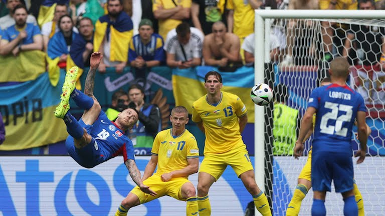 Thực tế cho thấy, đó là quyết định sáng suốt của HLV Serhiy Rebrov khi Trubin chơi xuất sắc và có đến 4 pha cứu thua trong hiệp 1.