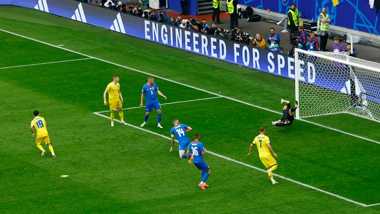 Bắt đầu hiệp 2, Ukraine gia tăng sức ép nhằm tìm kiếm bàn san hòa và thành quả đã đến với họ. Zinchenko lập công chuộc tội khi có đường chuyền vào vừa tầm, giúp Mykola Shaparenko đệm lòng chính xác, cân bằng tỷ số 1-1.