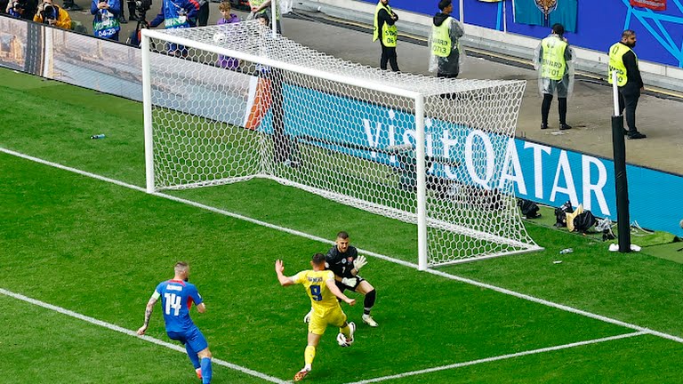 'Trái ngọt' cuối cùng cũng đến với Ukraine khi xuất phát từ pha kiến tạo của Shaparenko, Roman Yaremchuk thoát xuống dứt điểm hiểm hóc, nâng tỷ số lên thành 2-1 cho đoàn quân áo vàng.