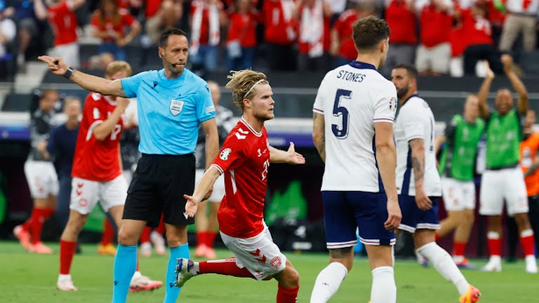 Phút thứ 34, Morten Hjulmand thể hiện đẳng cấp bằng một cú sút xa táo bạo, không cho Pickford cơ hội cản phá.