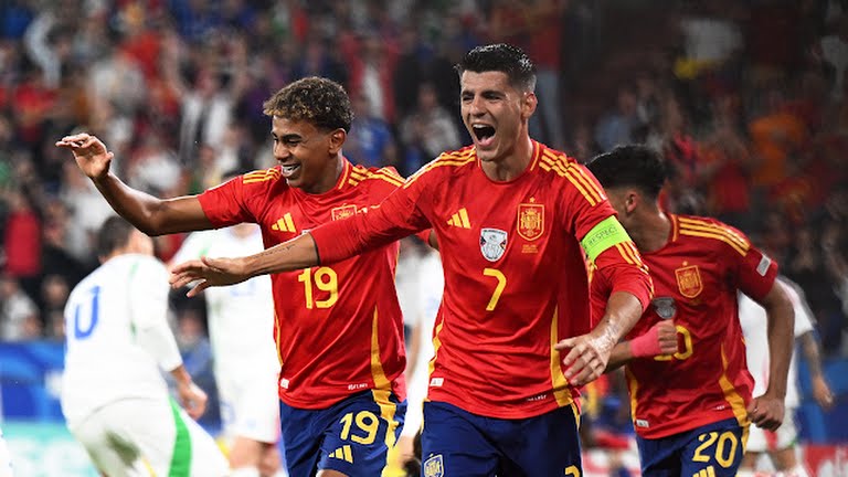 La Roja phô diễn sức mạnh.