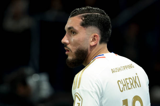 Rayan Cherki có thể chuyển sang khoác áo PSG hè này.