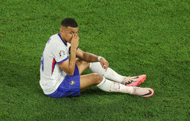 Kylian Mbappe bị vỡ mũi trong trận đấu với tuyển Áo.