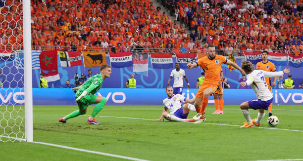 Antoine Griezmann sút hụt bóng khi trước mặt là khung thành rộng thênh thang.
